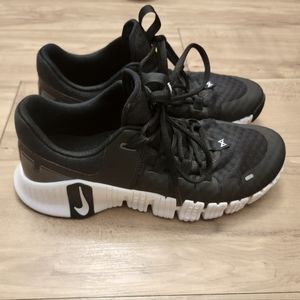 Black and White Nike Free Metcon 5